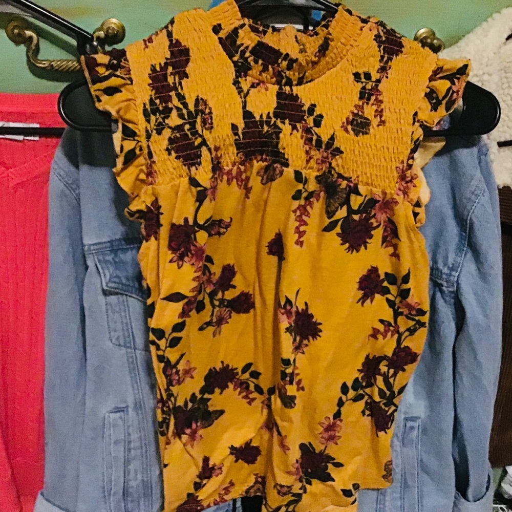 Yellow sleeveless mock neck ruffle/lettuce trim
